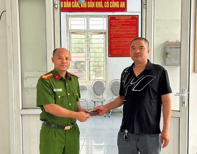 Công an phường Nguyễn Trãi khẩn trương xác minh, hỗ trợ trả lại tài sản cho người đánh mất